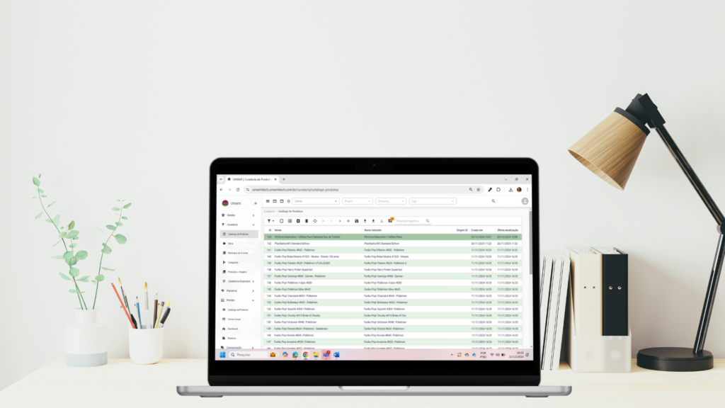 Um computador mostrando a tela da Umami, para mostrar a integração de atributos de produtos para experiência omnichannel